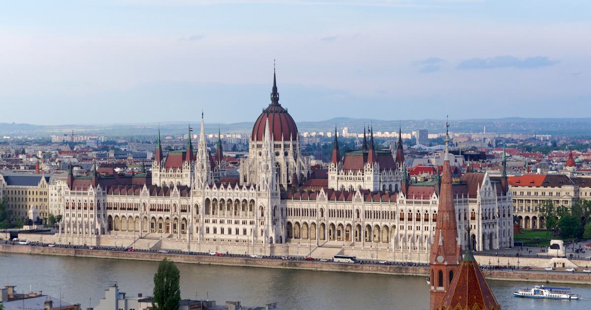 Fotografía de Budapest publicada por EMNLP, atribuida por el organizador a Jakub Hałun / Wikimedia; imagen de contexto de la sede.
