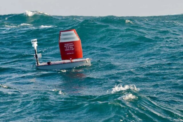 Velero autónomo de 1,2 metros cruza el Atlántico sin ayuda humana