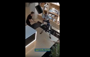 Robot humanoide responde con patadas tras ser empujado en tienda rusa