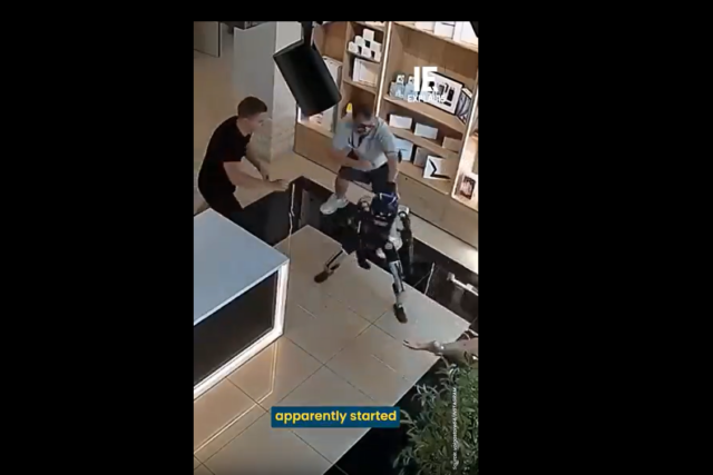 Robot humanoide responde con patadas tras ser empujado en tienda rusa