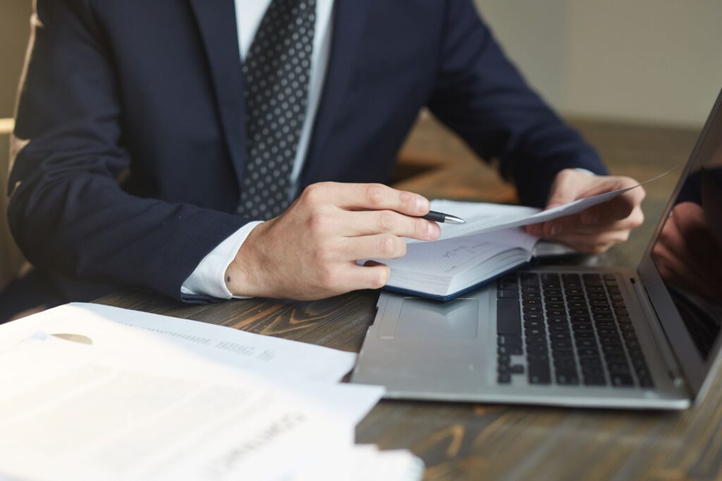 Cómo usar IA para entender contratos sin morir en el intento