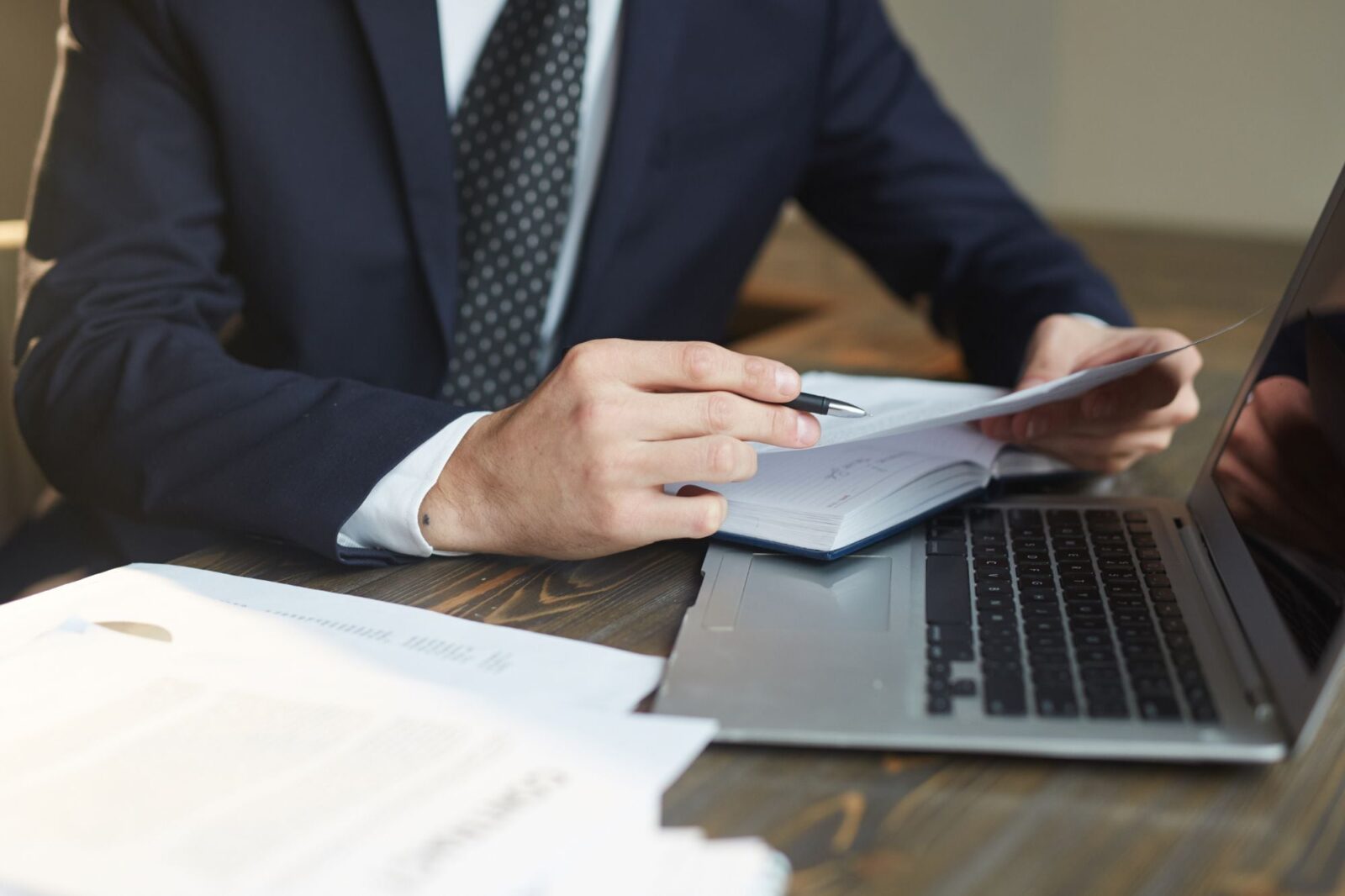 Cómo usar IA para entender contratos sin morir en el intento