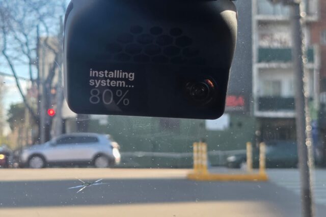 Conductor argentino prueba IA para convertir auto común en semiautónomo