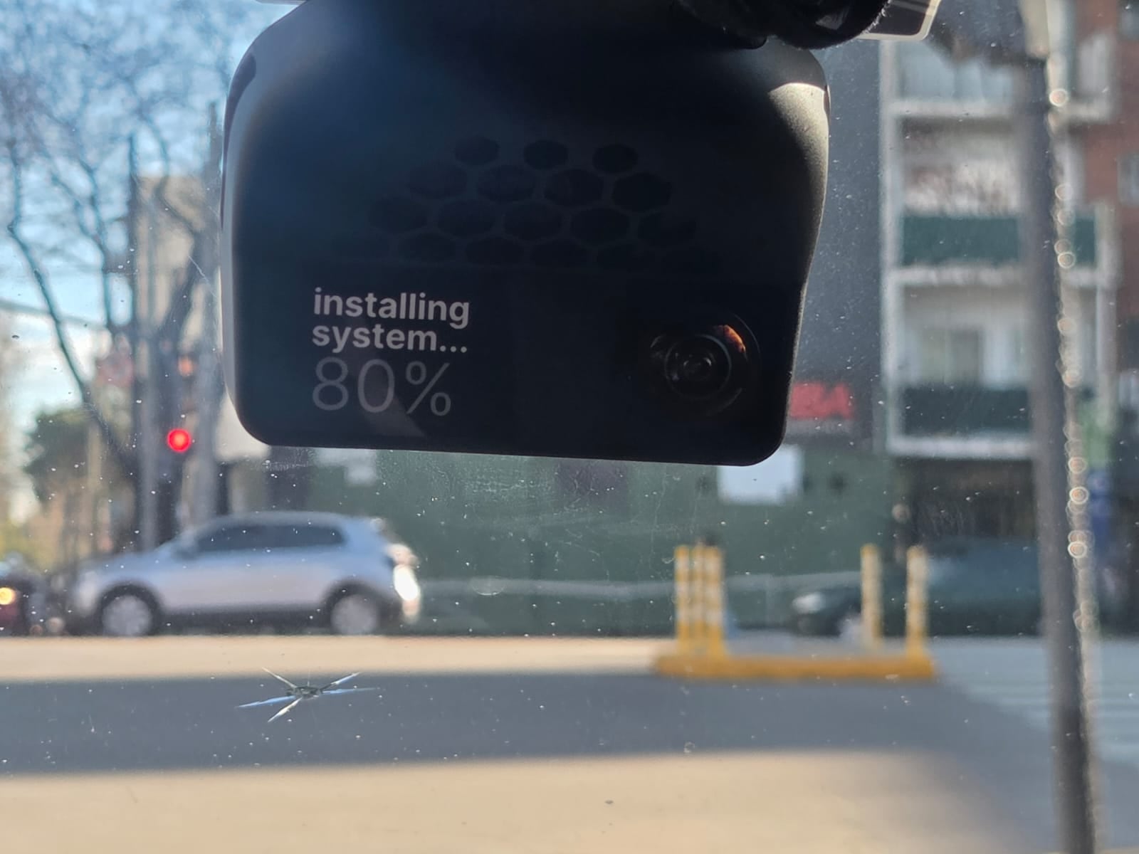 Conductor argentino prueba IA para convertir auto común en semiautónomo