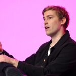 ElevenLabs: las empresas deben avisar si te atiende una voz de IA