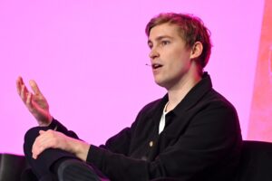 ElevenLabs: las empresas deben avisar si te atiende una voz de IA