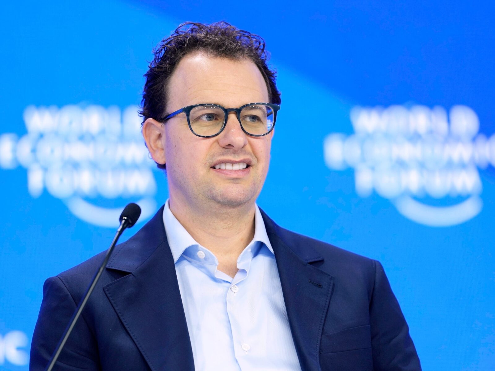Dario Amodei acusa a empresas de ocultar riesgos de IA y pide control conjunto con gobiernos