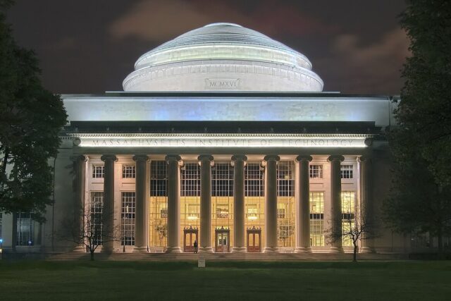 MIT advierte que el exceso de IA en aulas genera ‘rendición cognitiva’ en estudiantes