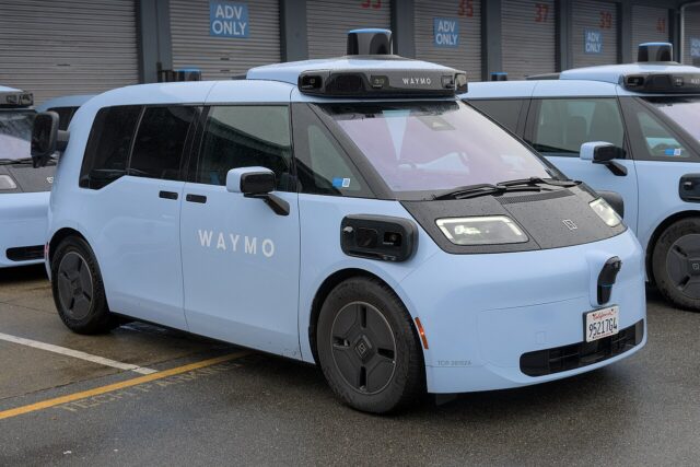 Waymo lanza robotaxis sin conductor en Las Vegas con furgonetas Zeekr