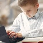 MIT advierte que el exceso de IA en aulas genera 'rendición cognitiva' en estudiantes