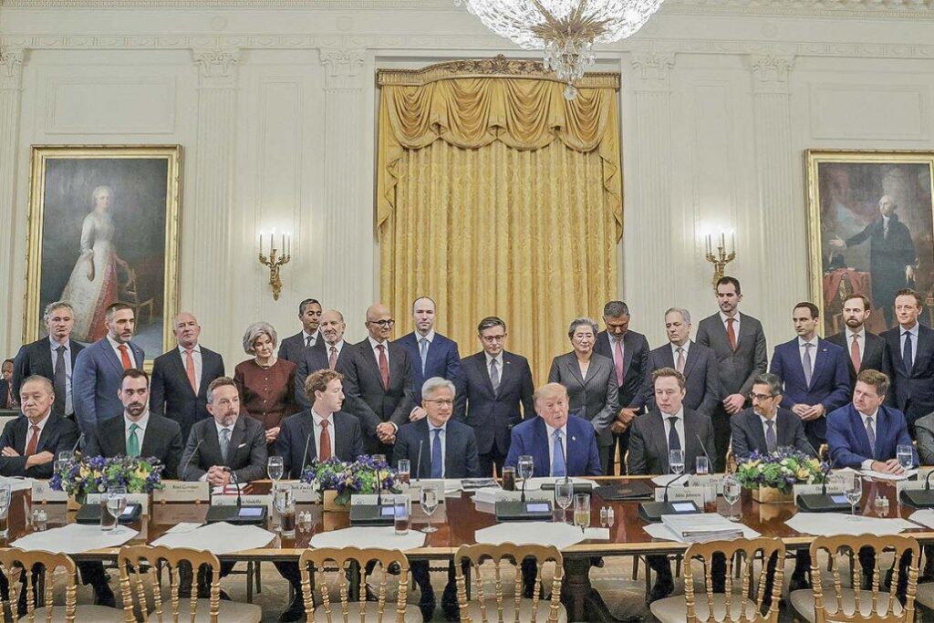 Gigantes de la IA se comprometen en la Casa Blanca a vigilarse entre sí