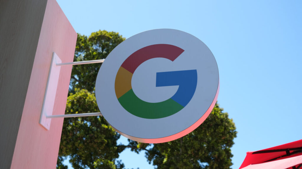 Juez de EE.UU. rechaza demandas de medios contra Google por tráfico y resúmenes con IA