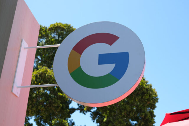Juez de EE.UU. rechaza demandas de medios contra Google por tráfico y resúmenes con IA