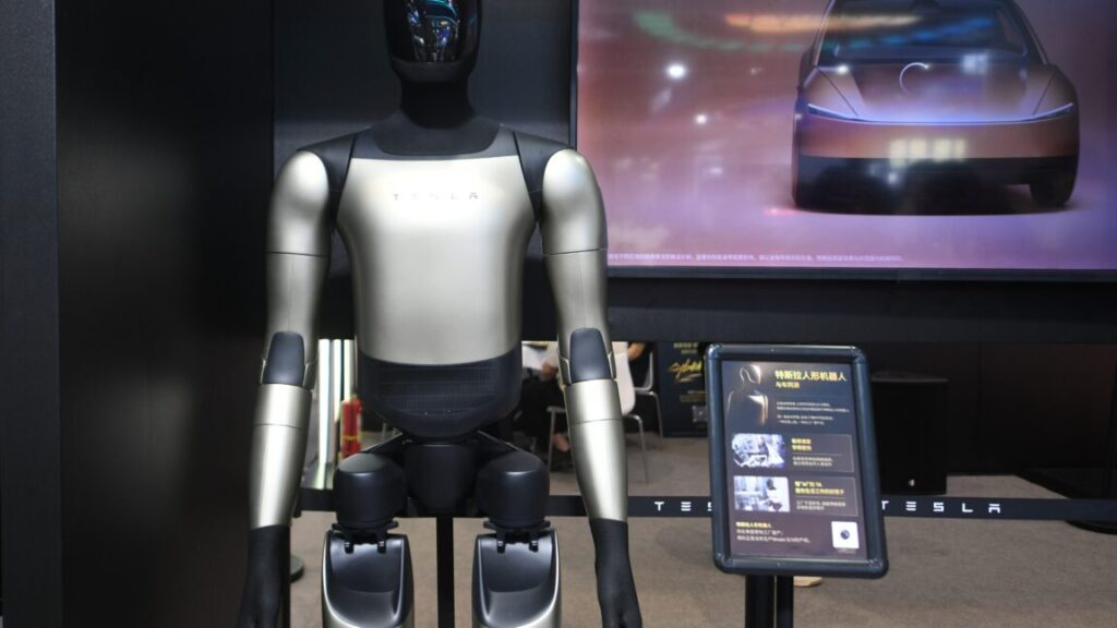 Tesla apuesta por robots y enfrenta manos complejas y empleados molestos