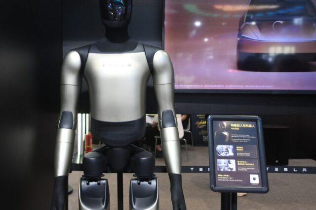 Tesla apuesta por robots y enfrenta manos complejas y empleados molestos