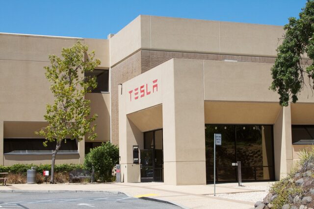 Tesla apuesta por robots y enfrenta manos complejas y empleados molestos