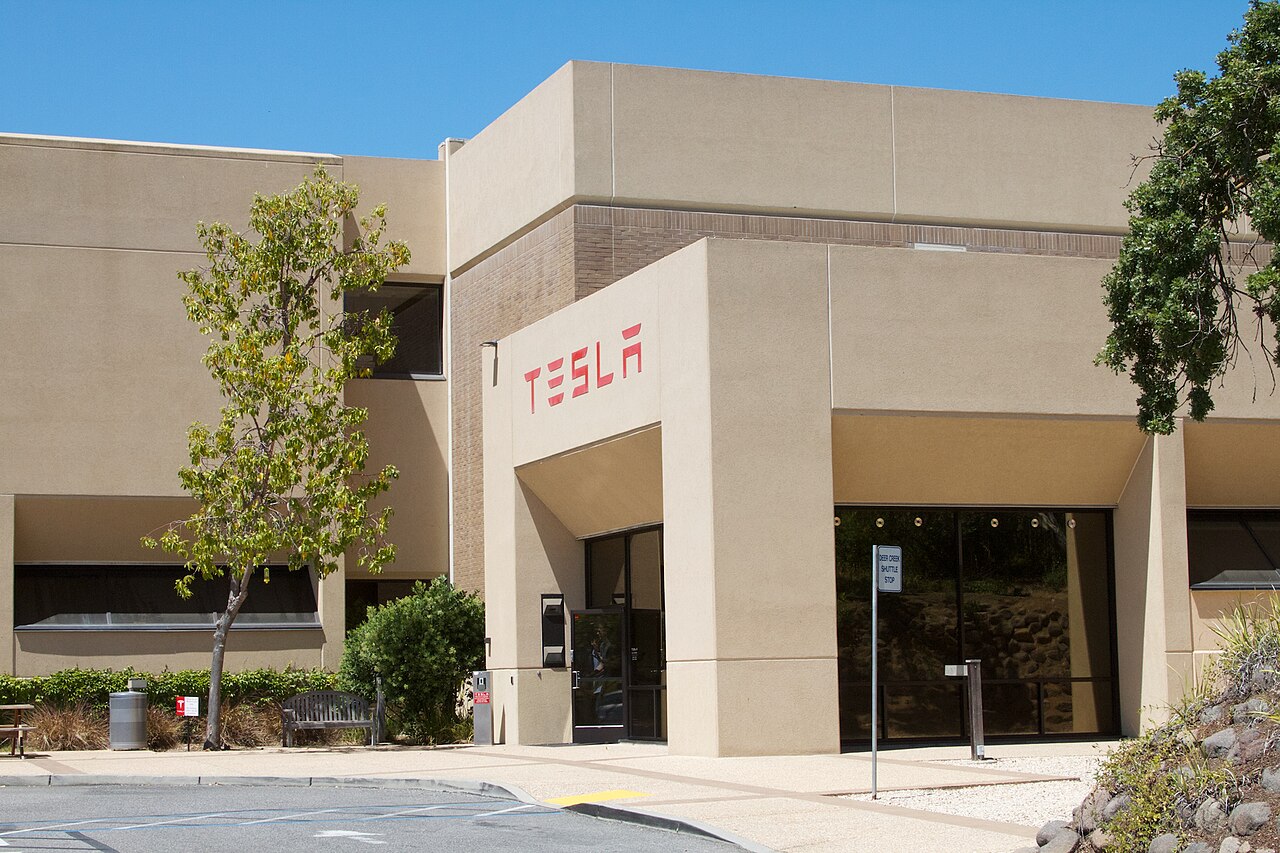 Tesla apuesta por robots y enfrenta manos complejas y empleados molestos