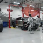 Tesla apuesta por robots y enfrenta manos complejas y empleados molestos