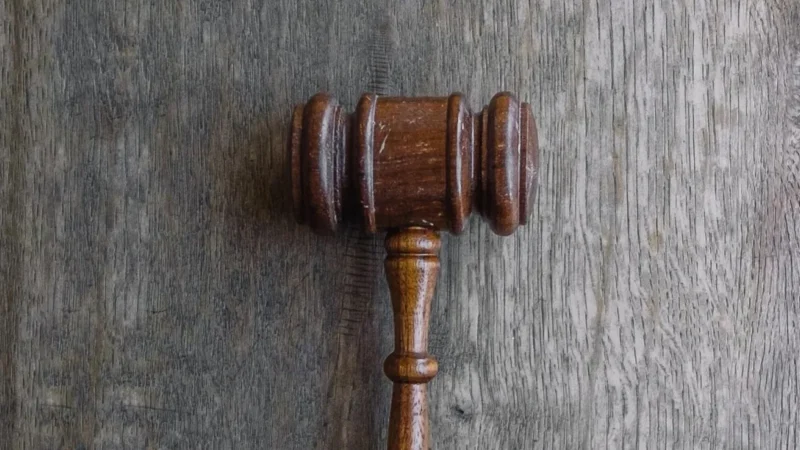 Estadounidense condenado por fraude musical con IA