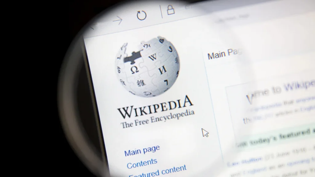 Wikipedia enfrenta desafíos en la era de la inteligencia artificial