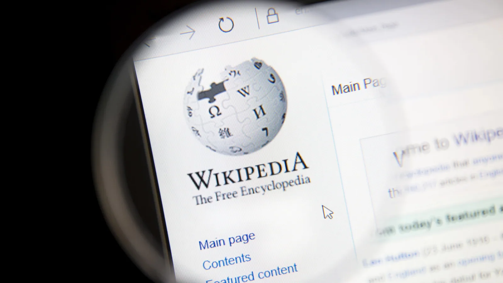 Wikipedia enfrenta desafíos en la era de la inteligencia artificial