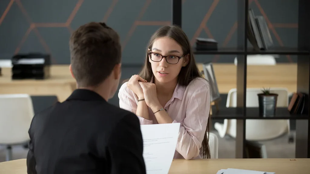 McKinsey suma IA a sus entrevistas: candidatos conversarán con un cliente simulado