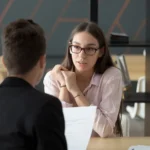 McKinsey suma IA a sus entrevistas: candidatos conversarán con un cliente simulado