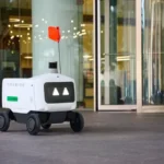 Mujer es detenida en Filadelfia por bloquear a robot de reparto de Uber