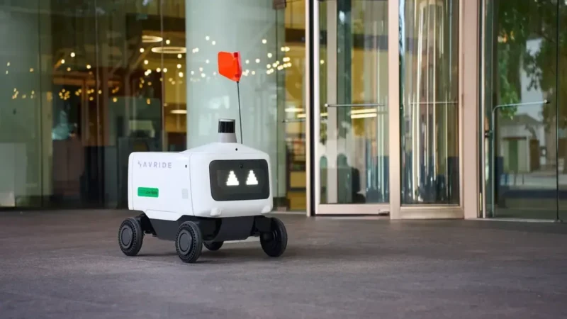 Mujer es detenida en Filadelfia por bloquear a robot de reparto de Uber