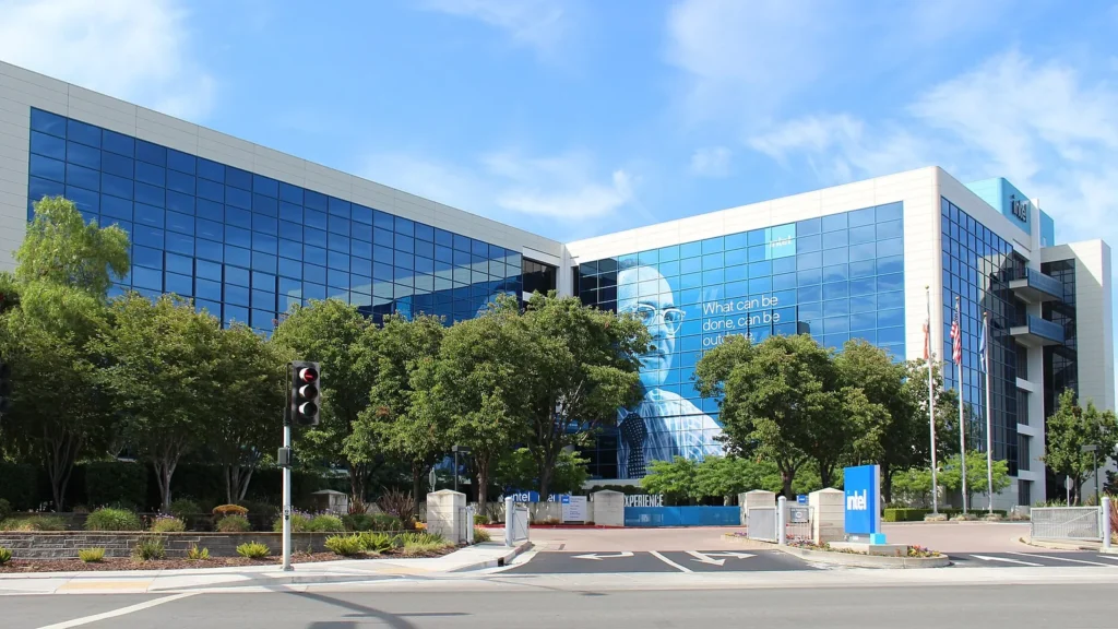 Intel logra exención de la FCC para usar robots extranjeros en sus fábricas de chips en EE.UU.