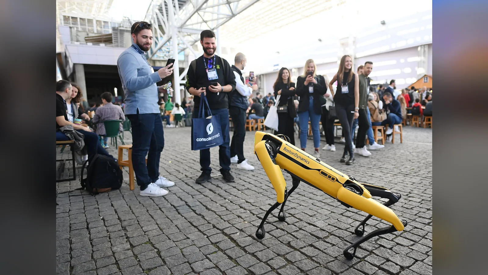 Trabajadores de Boston Dynamics piden frenar venta de perros robot a ICE
