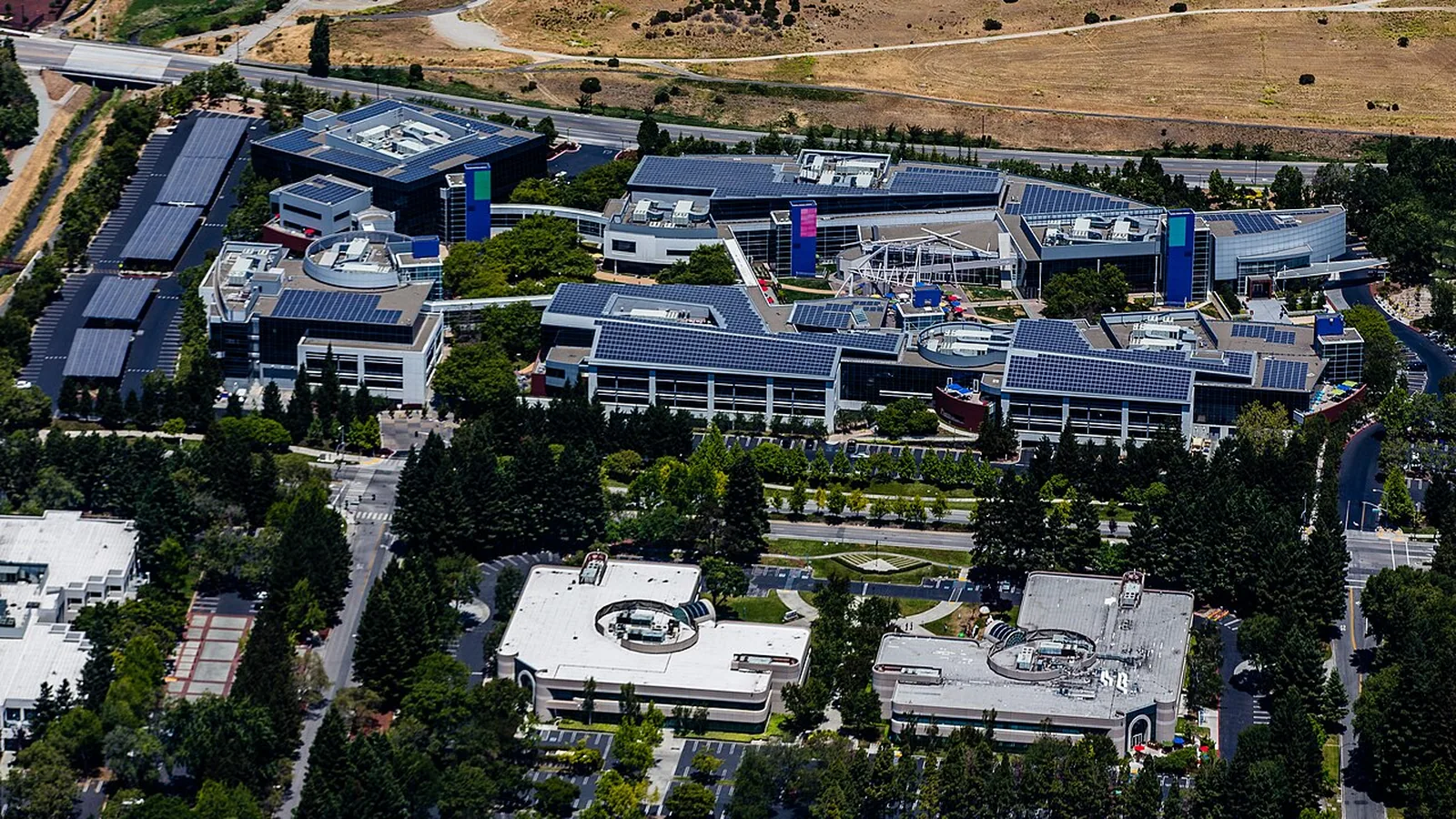 Google cae en bolsa pese a récord de ingresos: IA no rentabiliza como buscador