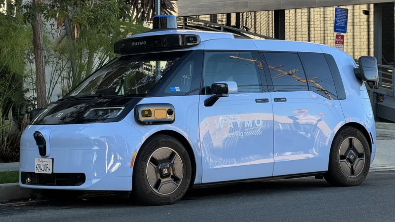 Waymo lanza robotaxis sin conductor en Las Vegas con furgonetas Zeekr