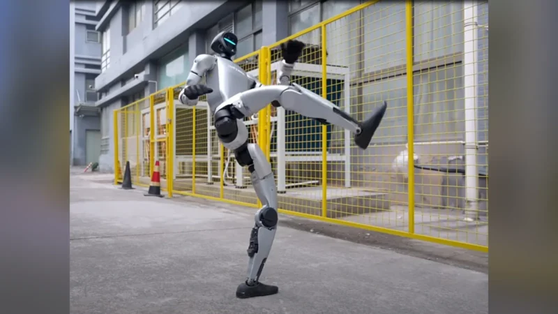 Robot humanoide responde con patadas tras ser empujado en tienda rusa