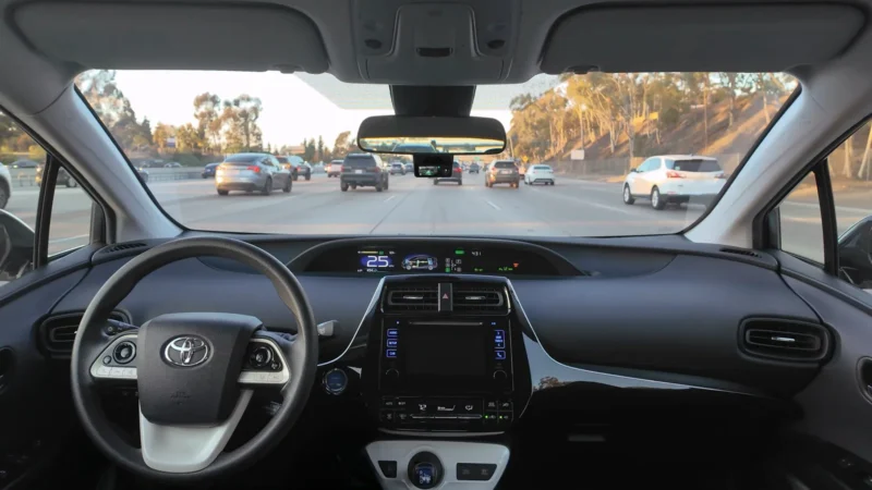Conductor argentino prueba IA para convertir auto común en semiautónomo